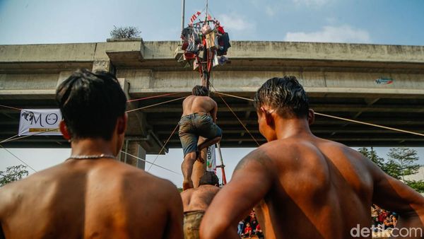 Serunya Panjat Pinang dan Gebuk Bantal di Kalimalang