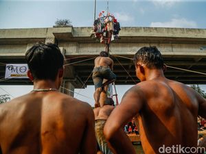 Serunya Panjat Pinang dan Gebuk Bantal di Kalimalang