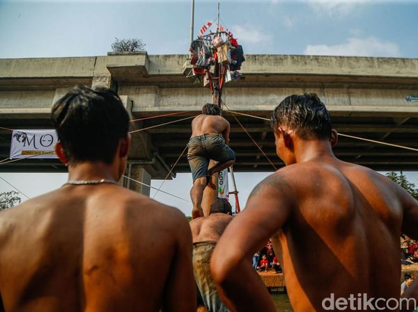 Serunya Panjat Pinang dan Gebuk Bantal di Kalimalang