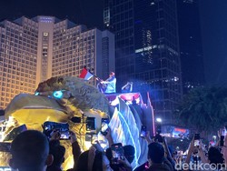 Saat Seskab Teddy Bagi-bagi Kaus di Karnaval Malam Merdeka