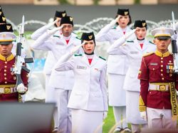 Siswi Sekolah Rakyat Bertugas dalam Upacara Penurunan Bendera di Istana