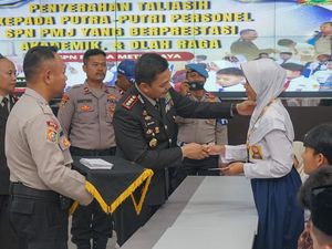SPN Polda Metro Berikan Bantuan Pendidikan kepada 33 Pelajar di HUT ke-81 RI