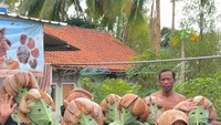 Kocak! Viral Gaya Emak-emak Pakai Topeng Daun Talas Saat Karnaval HUT RI