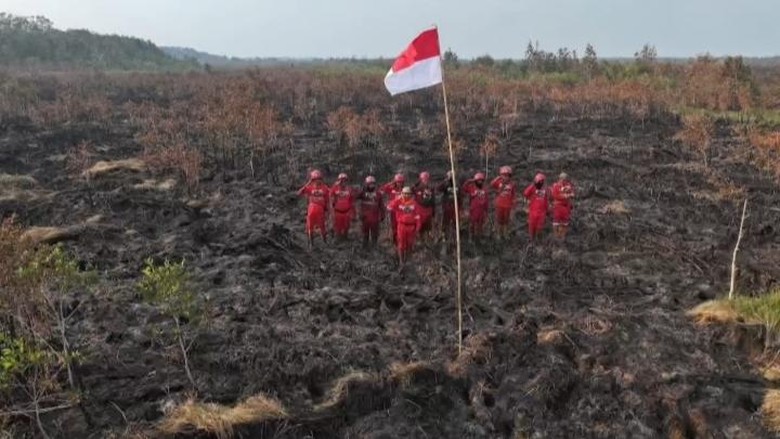 Manggala Agni Gelar Upacara HUT RI di Sela Padamkan Karhutla OKI