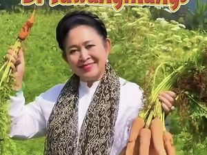 Seru! Momen Titiek Soeharto Kulineran Kaki Lima dan Panen Sayuran