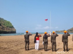 Upacara 17 Agustus di Tengah Laut Pantai Baron, Sempat Ada Gelombang Besar