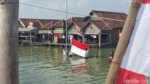 Warga Timbulsloko Demak Upacara 17 Agustus Saat Rob Menggenang