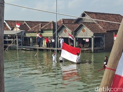 Warga Timbulsloko Demak Upacara 17 Agustus Saat Rob Menggenang