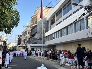 Khidmat Warga Genteng Surabaya Upacara Kemerdekaan di Pinggir Jalan