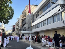 Khidmat Warga Genteng Surabaya Upacara Kemerdekaan di Pinggir Jalan