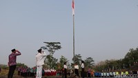 Potret Uniknya Upacara Kemerdekaan di Tengah Sungai Ponorogo