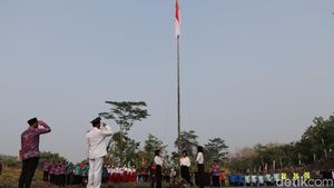 Potret Uniknya Upacara Kemerdekaan di Tengah Sungai Ponorogo