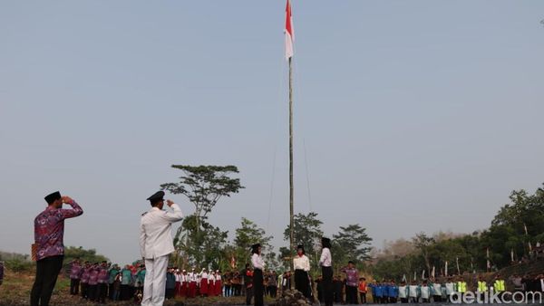 Potret Uniknya Upacara Kemerdekaan di Tengah Sungai Ponorogo