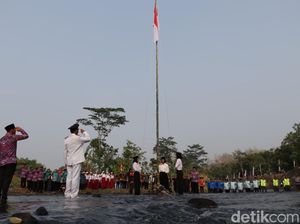 Potret Uniknya Upacara Kemerdekaan di Tengah Sungai Ponorogo