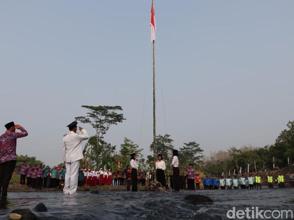 Potret Uniknya Upacara Kemerdekaan di Tengah Sungai Ponorogo
