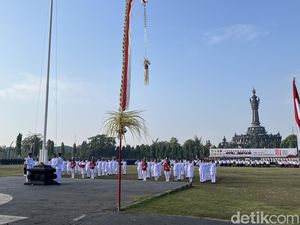 Turis Asing Ikut Khidmat Saksikan Upacara HUT RI di Denpasar Bali