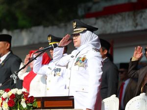 Upacara HUT ke-81 RI di Banyuwangi meriah dengan pengibaran bendera dan pentas seni. Bupati Ipuk Fiestiandani menekankan pentingnya pembangunan daerah.