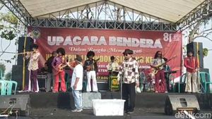 Nuansa Tempo Dulu di Busana Warga Nganjuk Saat Ikuti Upacara HUT ke-81 RI