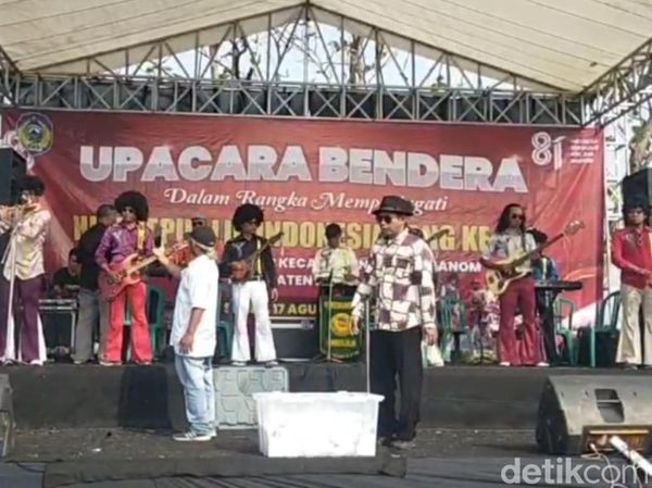 Nuansa Tempo Dulu di Busana Warga Nganjuk Saat Ikuti Upacara HUT ke-81 RI