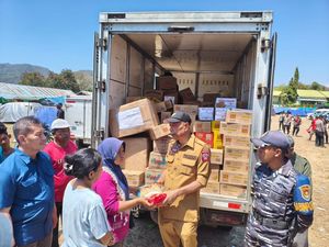 Perkuat Penanganan Darurat, Wamensos Serahkan Bantuan Korban Gempa NTT