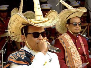Makna Wali Band Pakai Baju Adat NTT saat Penurunan Bendera di Istana Merdeka