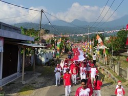 Bendera Merah Putih Sepanjang 81 Meter Diarak Estafet Keliling Desa di Lampung