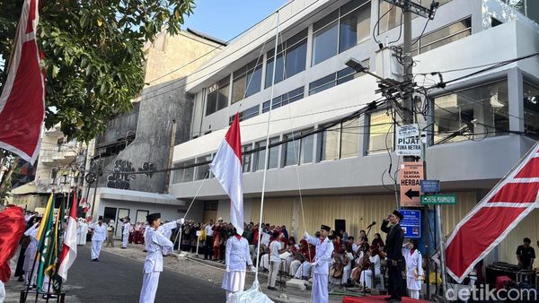 Warga Genteng Surabaya Gelar Upacara HUT ke-81 RI di Jalan