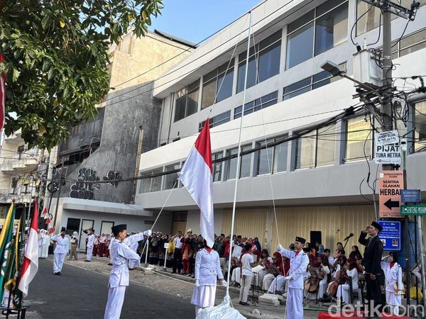 Warga Genteng Surabaya Gelar Upacara HUT ke-81 RI di Jalan