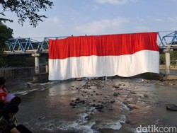 Bendera Merah Putih Raksasa Berkibar di Jembatan Benteng Lahat
