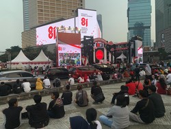 Warga Padati Bundaran HI Nobar Upacara Penurunan Bendera Pusaka