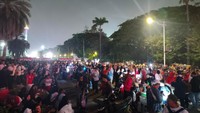 Warga Ramai-ramai Padati Kawasan Monas di Perayaan Malam Merdeka