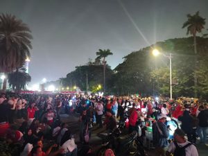 Warga Ramai-ramai Padati Kawasan Monas di Perayaan Malam Merdeka