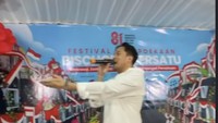 Seru Banget! Adrian Khalif Hibur Tetangga Komplek Rumah di Acara 17-an
