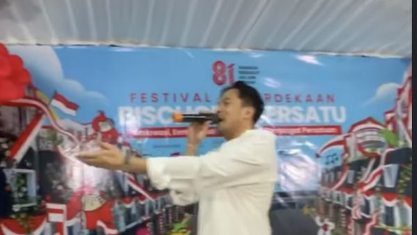 Seru Banget! Adrian Khalif Hibur Tetangga Komplek Rumah di Acara 17-an