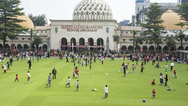 Alun-Alun Bandung Kembali Ramai Usai Dibuka untuk Umum