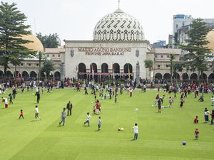 Alun-Alun Bandung Kembali Ramai Usai Dibuka untuk Umum