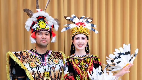 7 Gaya Kompak Arumi Bachsin & Keluarga Pakai Busana Adat Dayak di HUT RI ke-81