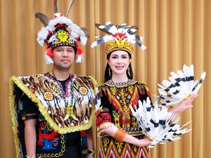 7 Gaya Kompak Arumi Bachsin & Keluarga Pakai Busana Adat Dayak di HUT RI ke-81