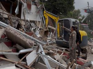Satpol PP Bongkar Bangunan 3 Lantai Ilegal di Puncak Bogor