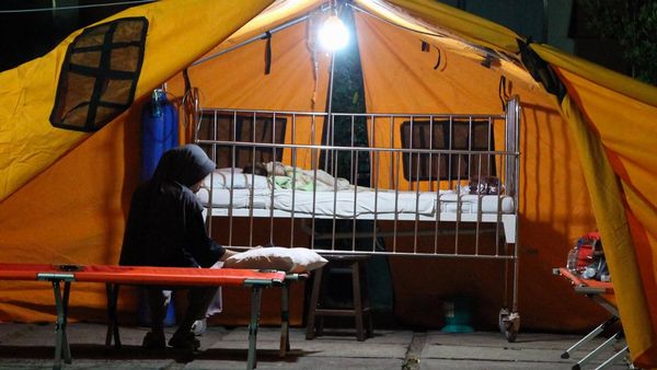 Bangunan Diguncang Gempa, RSUD Maumere Rawat Pasien di Tenda Darurat