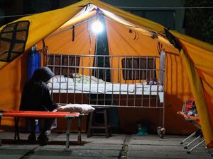 Bangunan Diguncang Gempa, RSUD Maumere Rawat Pasien di Tenda Darurat