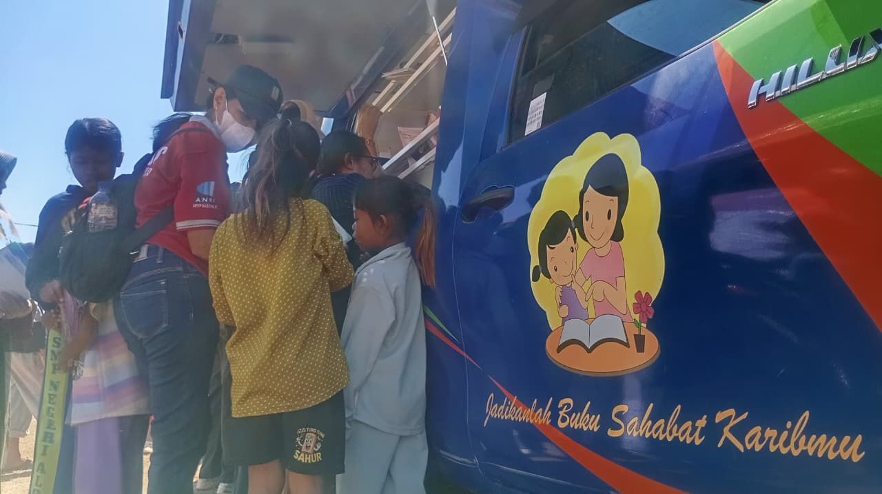Suasana pelayanan support psikososial melalui aktivitas trauma healing serta kehadiran perpustakaan keliling di pengungsian GOR Samador, Kabupaten Sikka, Nusa Tenggara Timur, Selasa (18/8).  (Dok: : Pusdatinkom BNPB)