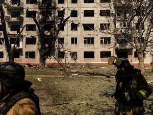 Dampak Serangan Udara Rusia Rusak Apartemen Warga di Kramatorsk