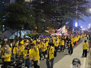 Video: Massa Demo BEM UI Bubar, Jalan MH Thamrin Kembali Dibuka
