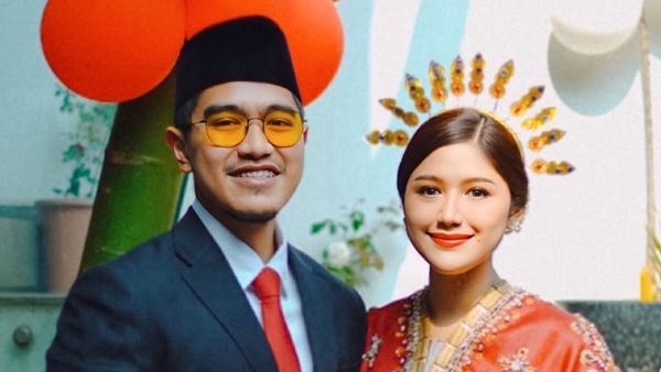 Gaya Duo Mantu Jokowi Rayakan HUT ke 81 RI, Selvi-Erina Kompak Berbusana Adat
