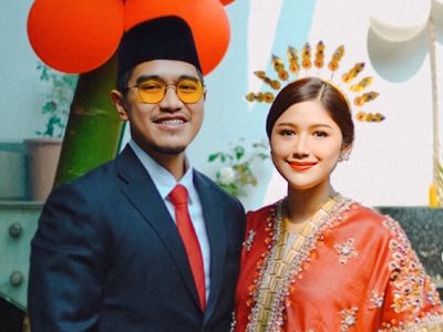 Gaya Duo Mantu Jokowi Rayakan HUT ke 81 RI, Selvi-Erina Kompak Berbusana Adat
