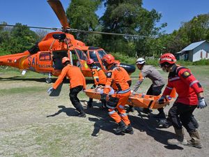 Korban Gempa NTT Dievakuasi dengan Helikopter ke Labuan Bajo