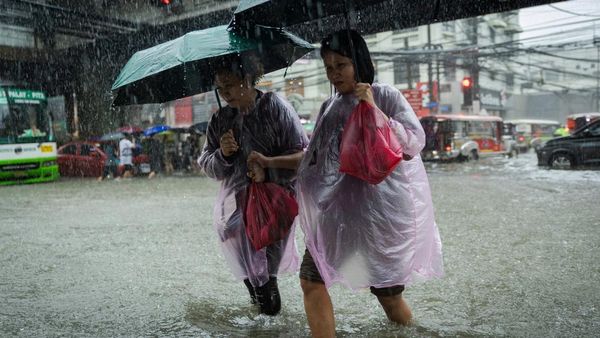 Hujan Monsun Picu Banjir di Metro Manila, Warga Terjang Genangan