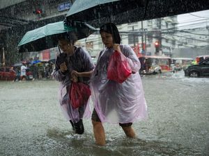 Hujan Monsun Picu Banjir di Metro Manila, Warga Terjang Genangan