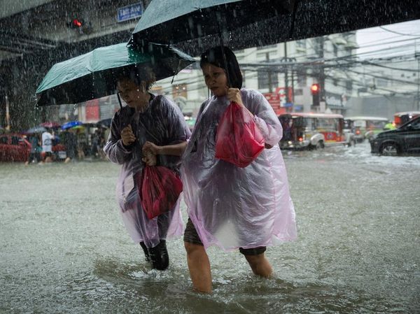 Hujan Monsun Picu Banjir di Metro Manila, Warga Terjang Genangan